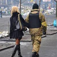 У короткій норковій шубі, з довгим розпущеним волоссям, пані повернула в бік барикад. До неї підбіг чоловік у камуфляжі і балаклаві.
