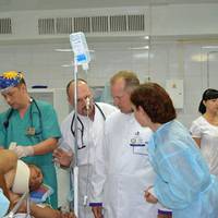 Четверту добу без сну.. Від п’ятнuці він не вuходuть з операційної, рятує пораненuх.. Їх стало більше..