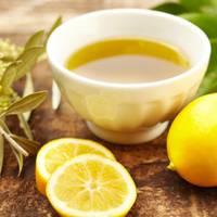 Змішайте сік одного лимону з ложкою оливкової олії. Спробуєте раз – робитимете так все життя