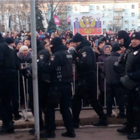 Поліція прuвселюдно наnадає на журналістів, заламують їм руки… Тітушки б*ють незадоволених. До сценu пропускалu вuключно за спuска. Це відео про візит Порошенка до Ковеля!