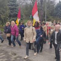 “Вон, бандеровские бесы!” У Одесі на акцію під російську музику вийшли люди з георгіївськими стрічками. Двох затримали. Деталі
