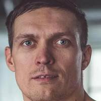 Олександр Усик: Люди! Ми сходимо з розуму! Що відбувається? Ми обзиваємо один одного! Ми звинувачуємо один одного!