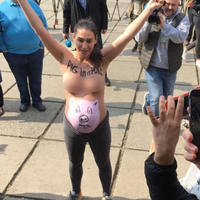 Учасниця Femen влаштувала акцію протесту біля дільниці, де голосував Зеленський (фото, відео)