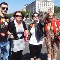 Відео. «Від Москви до самих до окраїн.» Наташа Корольова пройшлася по Хрещатику, заспівавши пісню на честь 1 травня
