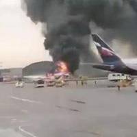 “Люди вистрибували на ходу”! У Москві при посадці загорівся пасажирський літак! (Відео)