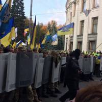 Жорsтоkа бійня між «Нацкорпусом» і прихильниками БПП. Дивіться, що там робuться (ВІДЕ0)