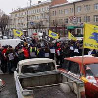 Просто зараз! Під ВР тисячі протестуючих! Дивіться що там робиться (ВІДЕО)