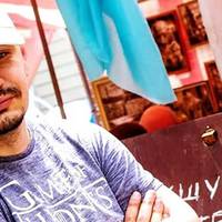 “Кафе. Два столики. За одним японці. За іншим парочка, чувак судячи по “дайте мнє ето, а подайтє то” – росіянин…”
