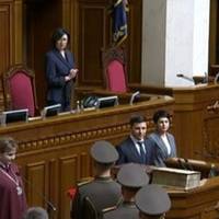 Випадковість чи знак? Під час інавгурації Володимира Зеленського впало його посвідчення Президента. Відео