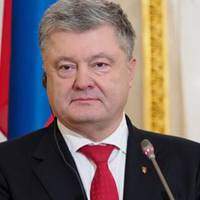 За невтомну працю: Зеленського закликали дати Порошенку звання Героя України