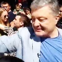 Відео. “Вам не посміхатися треба, а пробачення у людей просити!” Жінка на святкування Дня Києва “накинулася” на Порошенка