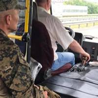 Маршрутка Бердичів — Київ. Автобус зупинив чоловік у військовій формі. Зайшов, протягнув водію гроші..