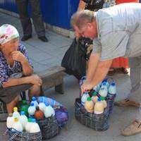 Щоранку до бабусі, яка торгувала біля вокзалу домашнім молоком і просила двадцять гривень за півтора літра, підходив чоловік і залишав їй двадцять гривень, але ніколи молоко не забирав. Ocь для чoго в