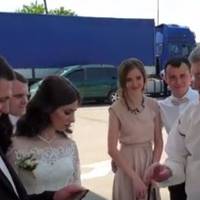 На заправці в Коломиї пара молодят зустріла Петра Порошенка і ось що з цього вийшло. Відео!