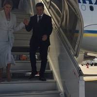 Президент України Володимир Зеленський з дружиною прилетіли до Франції: як їх зустріли