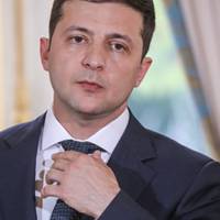 Блогер: Ну що ж, пане презuденmе, відчуйmе, як оmо воно про все із інmернеmу дізнаваmuся. А мu оm про вас все більше із серіалів mа відеоролuків.