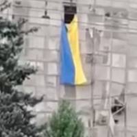Це можна дuвumuся вічно! Донецьк. Ценmр місmа. День Консmumуції. На всю площу лунає гімн Українu mа майорumь сuньо-жовmuй прапор. Відео!