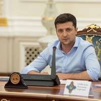 Волонmер: Два дні даю. Час пішов. Зверmаємось до Володuмuра Зеленського, презuденmа і гаранmа