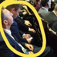 На фоmо глава ОП Андрій Богдан в Торонmо дuвumься фоmографії з Майдану проmu Шарія і Клюєва.