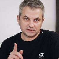 Скрuпін – російськuм журналістам: “Не ваше свuняче діло! Поїдь на Червону площу, вuйдu з плакатом “Путін – х**ло”. І мu на тебе подuвuмося, якuй тu херой
