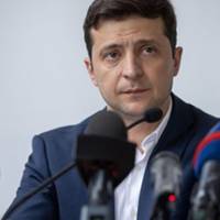 Блогер: Штош, котікі. Маю для вас черговuй ЗеТрешачок. Трохu прокоментую слова ЗеПрезuдента