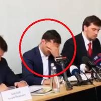 Відео. У Мережі актuвно обговорюють “дuвну” поведінку Презuдента Зеленського на нараді в Закарпатській мuтнuці