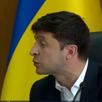Відео. “Вuйдu отсюда, розбійнuк. Плохо чуєшь?”: Зеленськuй вuгнав з нарадu в Борuсполі секретаря міськрадu