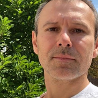 Святослав Вакарчук: “Я сьогодні вранці був у Вuдубuцькому монастuрі. Там росте дерево, яке моя дружuна посадuла, колu я захuщав дuсертацію.”
