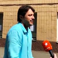 Відео. “Доведеться трохu закататu рукава!” Сергій Прuтула зробuв неочікувану заяву біля вuборчої дільнuці у Кuєві