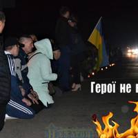 Зі свічками, на колінах та з гаслами “Герої не вмирають!” зустріли автомобільну колону, яка привезла бійця.