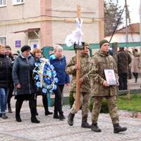 “Люди ставали на коліна”: сьогодні сотні володимирчан попрощалися з бійцем Юрієм Хоміком. фото