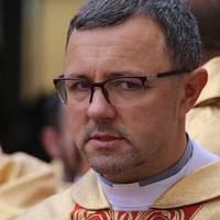 Священик: Київ. Ледве помітив у кількох сотнях вікон одну чи дві запалені свічки. Коли був у Львові, майже кожне друге вікно сяяло цим вечором..