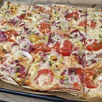 Піца з лаваша — гарний та швидкий спосіб приготування. І не потрібно з тістом возитися