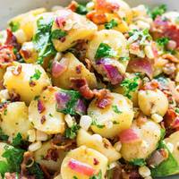 Неймовірно смачний рецепт картопляного салату з беконом, червоною цибулею і солодкою кукурудзою