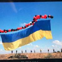 У небі над Кримом запустили величезний прапор України