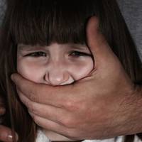 На Сумщині чоловік намагався зґвалтувати 12-річну дівчинку та бив об підлогу її 7-місячну сестру