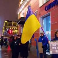 У рідному місті Путіна активісти вийшли на вулиці з прапорами України і нагадали президенту РФ про головне, кадри..