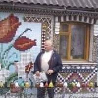 “Люди вилазять на паркан, щоб сфотографувати” – на Вінничині чоловік “вишив” будинок пластиковими кришечками. Фантастика!