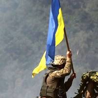 Бійці ВСУ встановили прапор України в бліндажі 