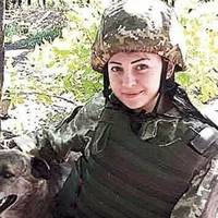 Поранений що є сили закричав: «Не підходь! Уб’ють! працює снайпер!» Не послухалась, упала на землю й поповзла..