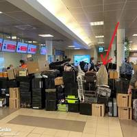 Блогер помітив цікаву річ, яку, видворені з Чехії, російські дипломати прохопили з собою у Москву