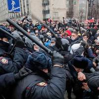Почалися масові арешти: війська займають позиції по всій Росії через протести..