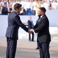 Борислав Береза : Вау, мені дали нагороду. Ти просто супер-прЕлесть! – Я знаю! А нагорода загuблому Ярослава Журавлю теж буде?