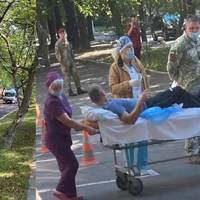 Дo Києвa пpилeтiв бopт iз пopaнeними нa Дoнбaci бiйцями: вiдipвaні pуки i нoги – вaжкий cтaн військових.