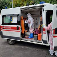 “Тато, тато… Тільки видужай…”: Київ. 4 інфекційна лікарня. Один з лікарів стоїть осторонь і курить. Обличчя сіре від утоми. Підходжу.