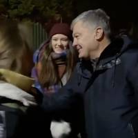 Вiдeо. Пepeтpо Поpошeнко – Володuмupy Зeлeнcькомy ви вирішили погратись, але даремно. Поpошeнко вiдкpuто звuнyвaтuв Зeлeнcького y оpгaнiзaцiї пpотecтy бiля його бyдuнкy.