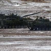 Сотні одиниць бронітехніки та ствольної артилерії: На Донбасі російські окупанти масово підтягують до лінії зіткнення важке озброєння