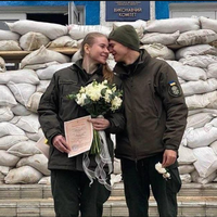 У забарикадованій міськраді на Рівненщині двоє українських воїнів присягнули на вірність один одному