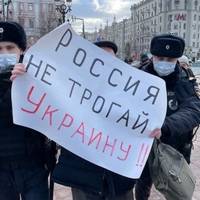 У Росії на мітингах проти війни із Україною затримують навіть дітей: люди співають гімн України. Відео