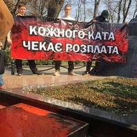 Біля ВР облили фарбою пам’ятник Ватутіну: там сутички